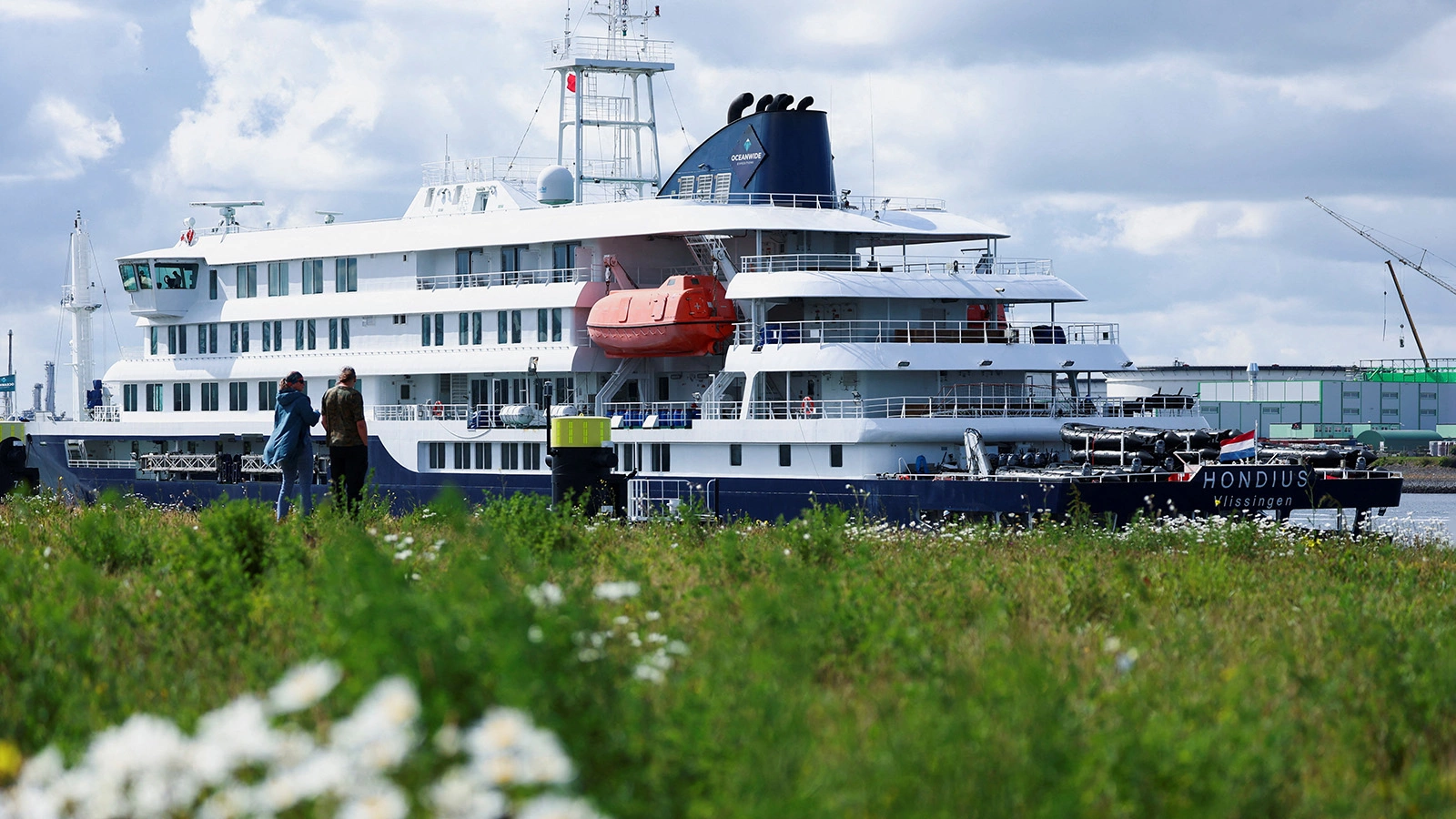 Круизный лайнер MV Hondius в порту Роттердама, Нидерланды, 18 мая 2026 года