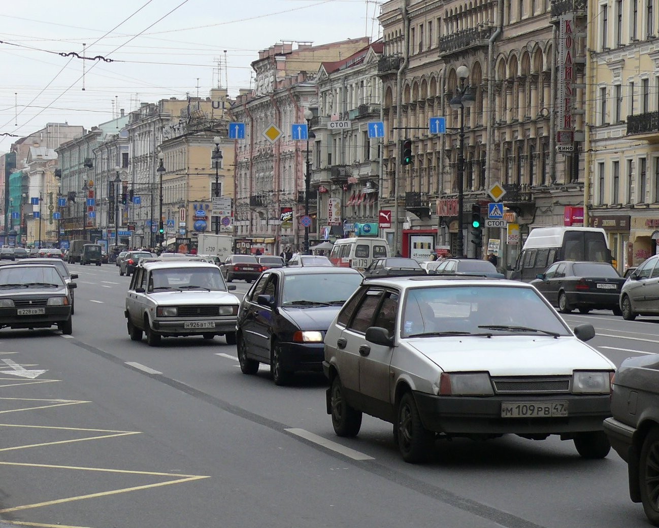 Far moscow. Популярные машины в России. Дорогие машины в России. Самые популярные машины в России. Восточные машины.