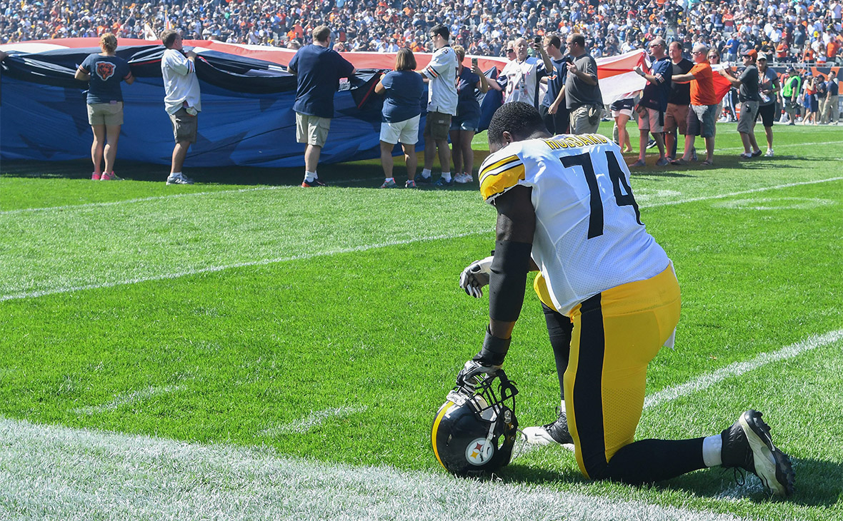 Игрок Pittsburgh Steelers стоит на одном колене перед матчем с&nbsp;Chicago Bears