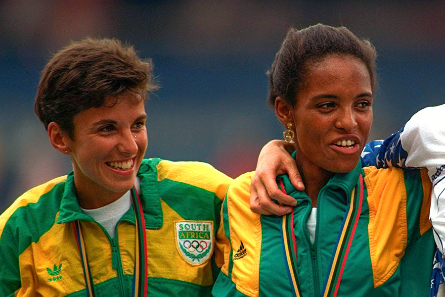 В 1992 году на Олимпийских играх в Барселоне по итогам забега на 10&nbsp;км среди женщин первое место заняла представительница Эфиопии Дерарту Тулу. Серебряную медаль в соревновании выиграла спортсменка из ЮАР Элана Майер. Игры в Барселоне стали первыми для Южноафриканской Республики после длительного отстранения из-за проводимой в стране политики апартеида (ограничения в правах небелого населения Южной Африки, проводилась до 1994 года. &mdash; РБК). После завершения забега Майер и Тулу, взявшись за руки, пробежали круг почета по стадиону с флагами своих стран &mdash; СМИ назвали этот жест символом завершения политики апартеида в ЮАР и воссоединения страны с остальным континентом. &laquo;Прошло уже 20 лет, а люди до сих пор напоминают мне о том, что это значило для них. До сих пор меня часто останавливают на улице и рассказывают мне, где они находились, когда проходил забег&raquo;, &mdash; рассказывала Майер.
