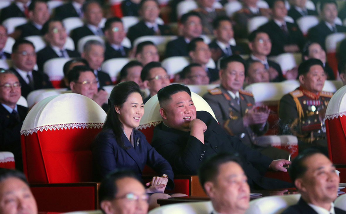 Ли Соль Чжу и Ким Чен Ын (в центре)