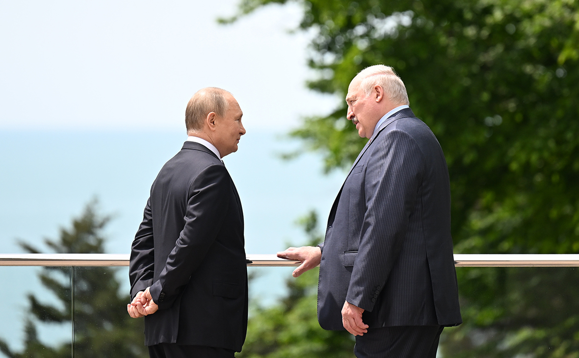 Владимир Путин и Александр Лукашенко (справа)