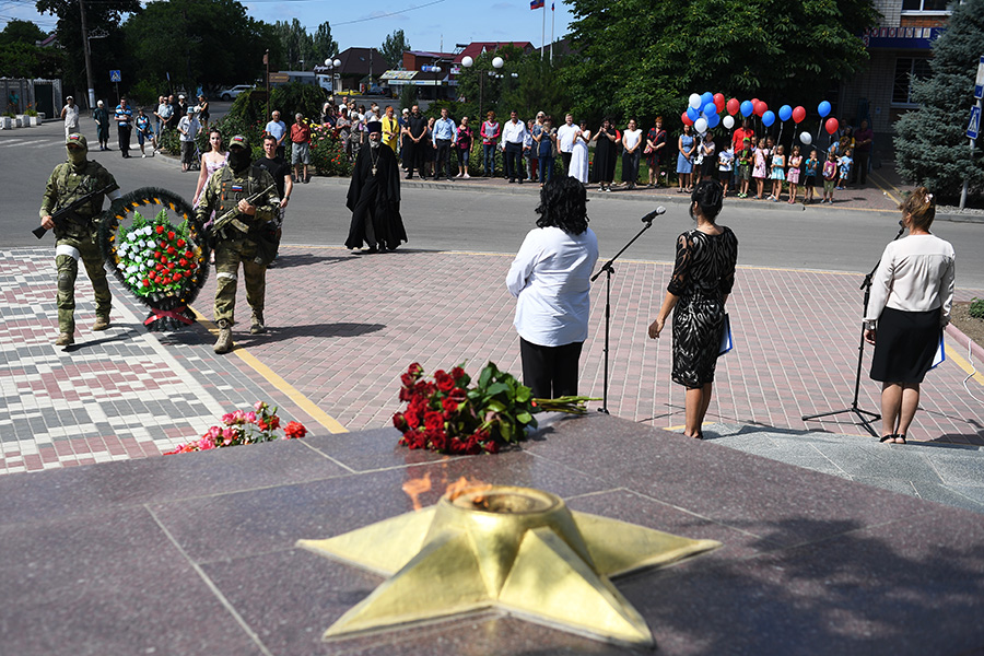 Военнослужащие возлагают венок к памятнику советским воинам в поселке Кирилловка в Запорожской области