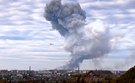 Дым после взрыва в районе завода химических изделий в Донецке. 20 октября город подвергся артиллерийскому обстрелу