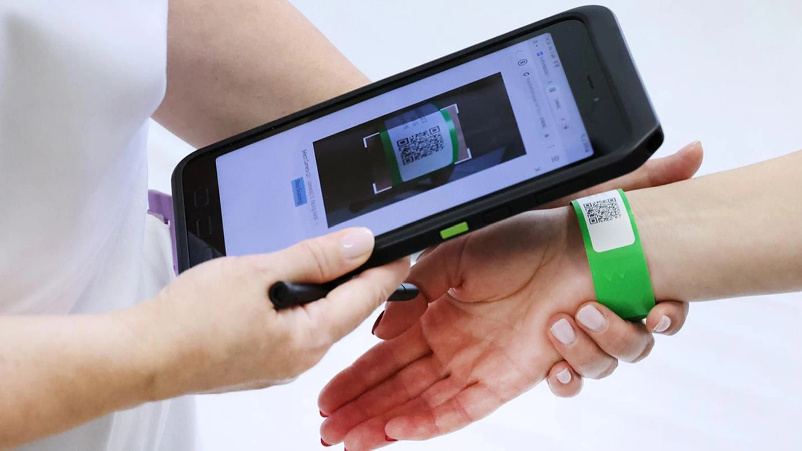 При поступлении в больницу человек получает специальный браслет, на котором размещен QR-код
