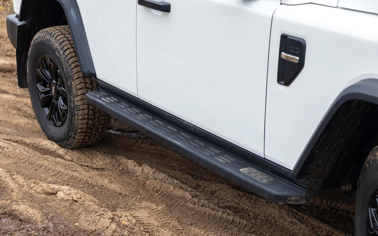 У BAW 212 есть штатные боковые подножки, но их ширину не помешало бы увеличить