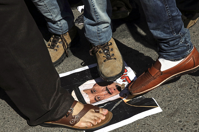 Йеменцы топчут портрет саудовского короля Салмана перед зданием саудовского посольства в Тегеране
