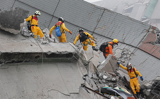 Спасатели осматривают завалы