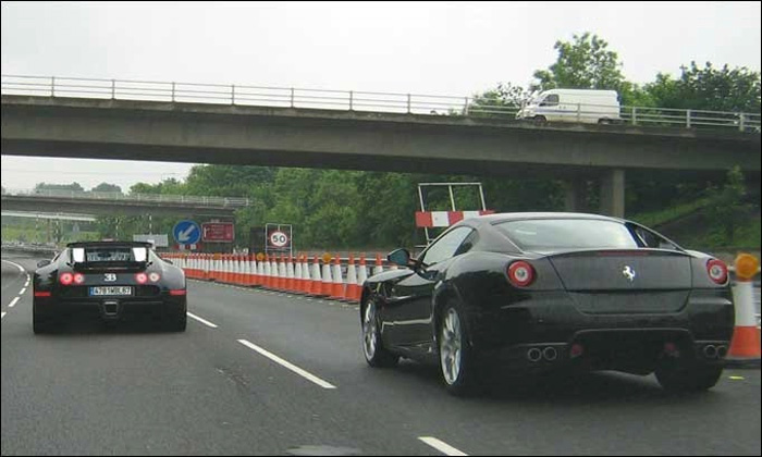 Bugatti Veyron и Ferrari 599 устроили гонки на шоссе