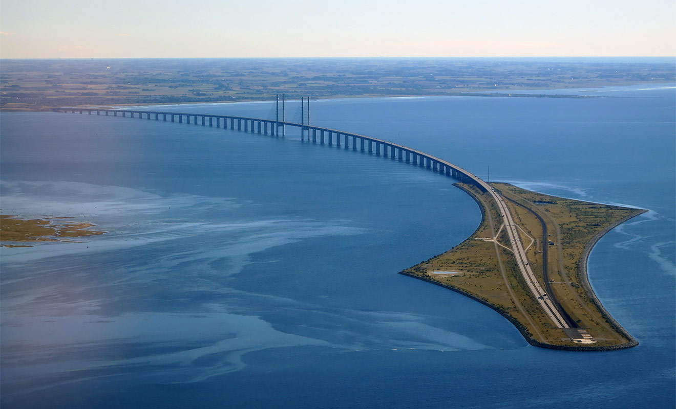 Эресуннский мост-тоннель соединяет столицу Дании Копенгаген и шведский город Мальме. Его строительство продолжалось более пяти лет и было осложнено многочисленными неразорвавшимися бомбами времен Второй мировой войны на морском дне. Стоимость объекта была оценена в 5,7 млрд долларов. При этом окупить эти инвестиции планируется только к 2035 году. Желающим проехать по мосту на своем автомобиле придется заплатить 48 евро в один конец. Такой ценник изначально вызывал резкую критику у водителей, однако власти обеих стран не раз подчеркивали, что стоимость проезда практически идентична плате за пользование паромом, который ходил до постройки Эресуннского моста.
