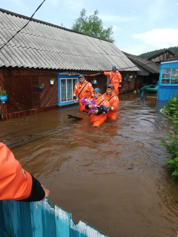 Сотрудники МЧС эвакуировали из зоны паводка более 800 человек
