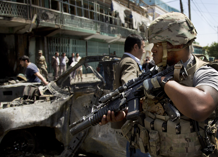 16 мая 2013 года. Американский солдат&nbsp;в Кабуле на месте, где террорист-смертник атаковал конвой НАТО