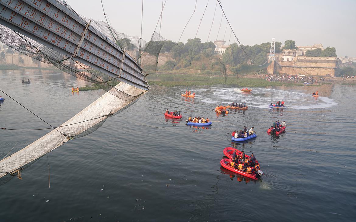 Путин принес соболезнования после гибели 141 человека на мосту в Индии
