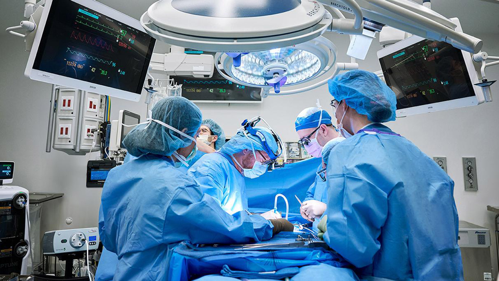 <p>Операция по трансплантации почки в Медицинском центре Нью-Йоркского университета</p>