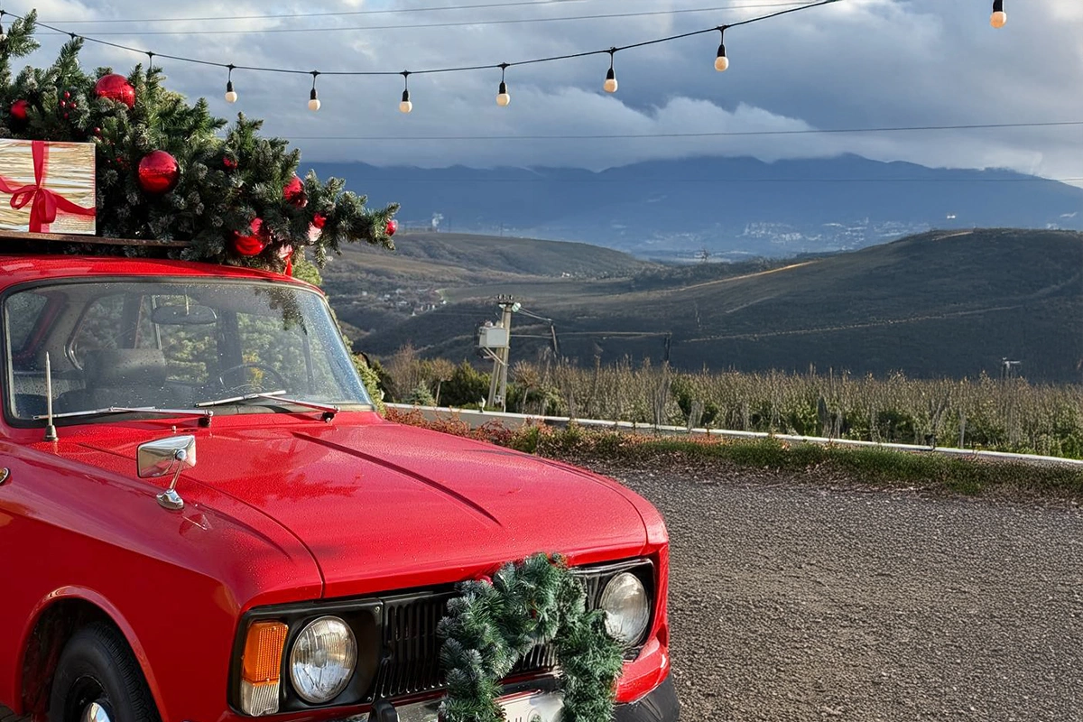 Как российские виноделы украсили свои елки