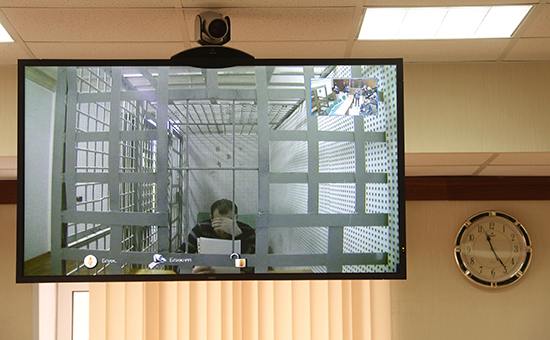 Изображение одного из подозреваемых в убийстве политика Бориса Немцова Хамзата Бахаева на экране во время видеоконференции в зале Мосгорсуда