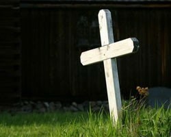 Гуляя по кладбищу, пьяный москвич упал на металлический штырь