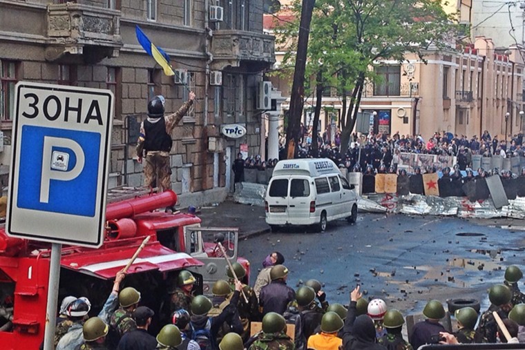 Во время массовых столкновений между сторонниками Евромайдана и Антимайдана на одной из улиц города