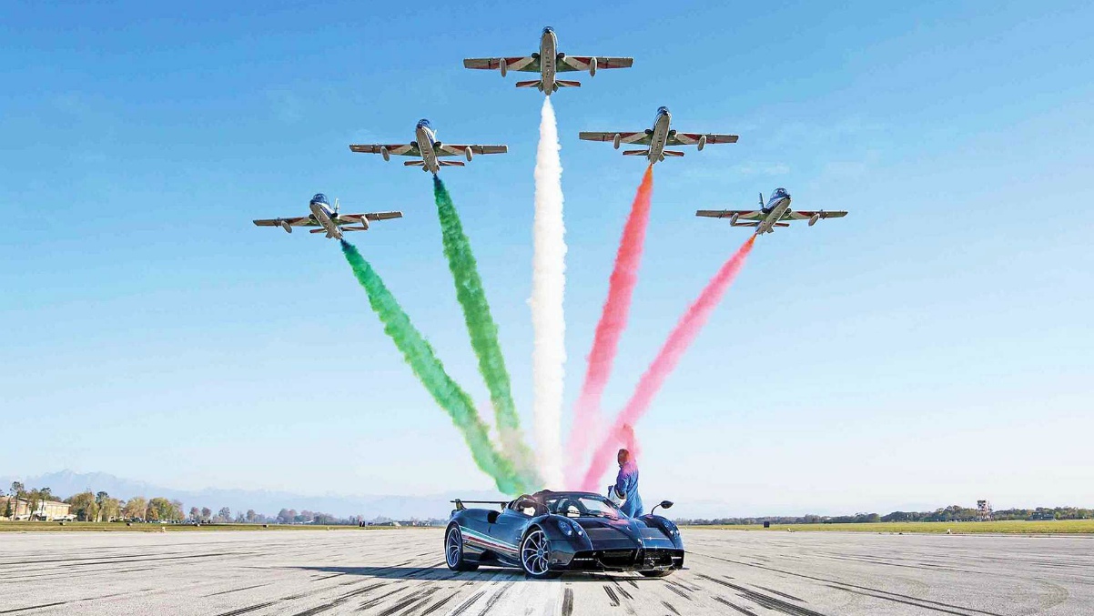 Pagani посвятила свой самый мощный автомобиль пилотажной группе