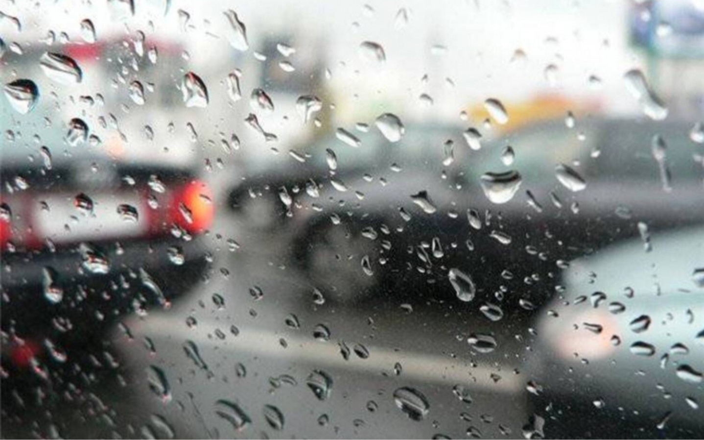 Водителям напомнили об опасности езды в дождь и дали советы, как ездить безопасно