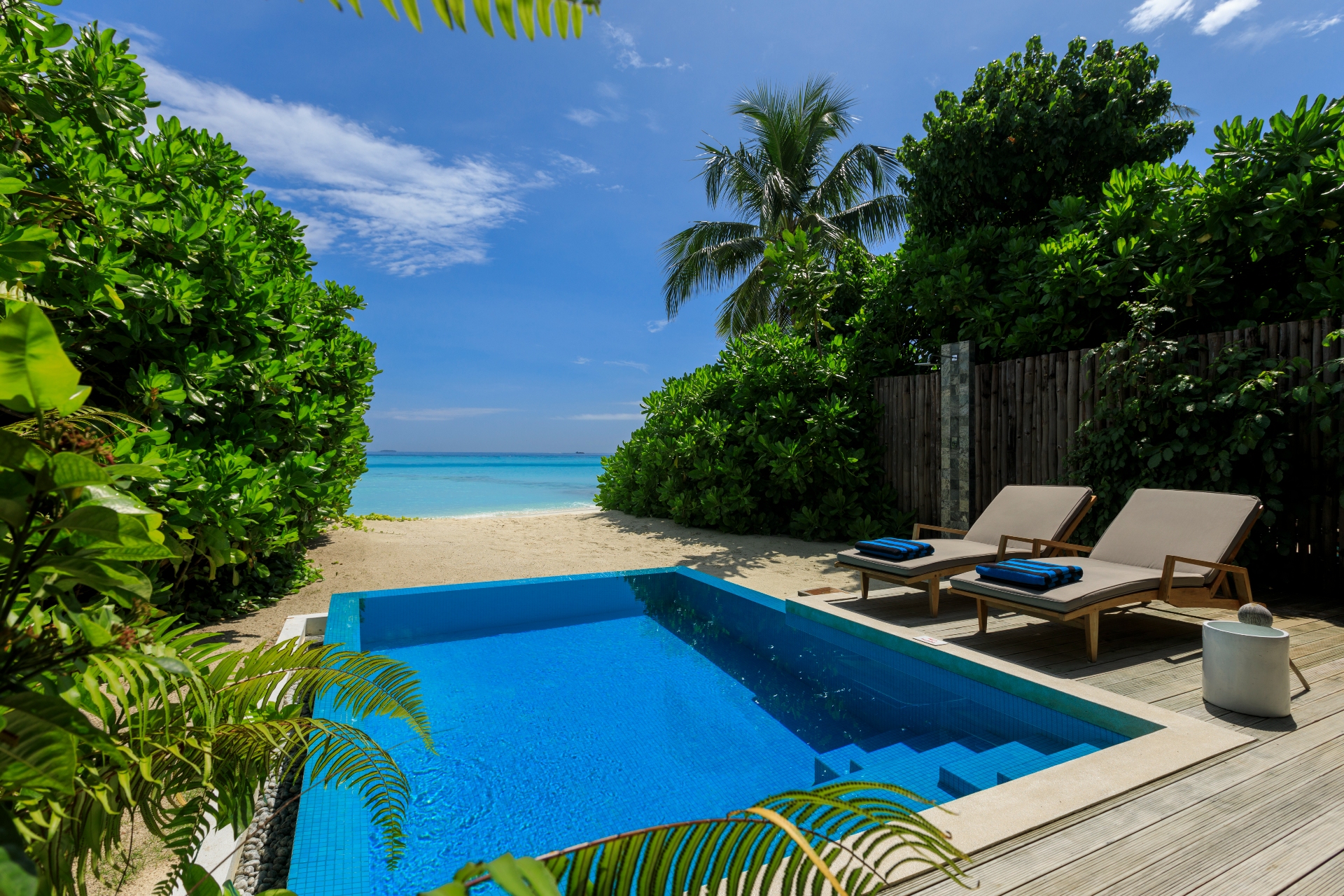 Пляжная вилла с бассейном в отеле Velassaru Maldives