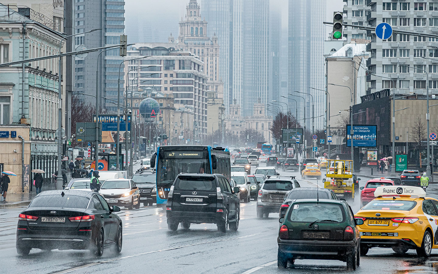 Власти Москвы попросили водителей отказаться от поездок на автомобилях
