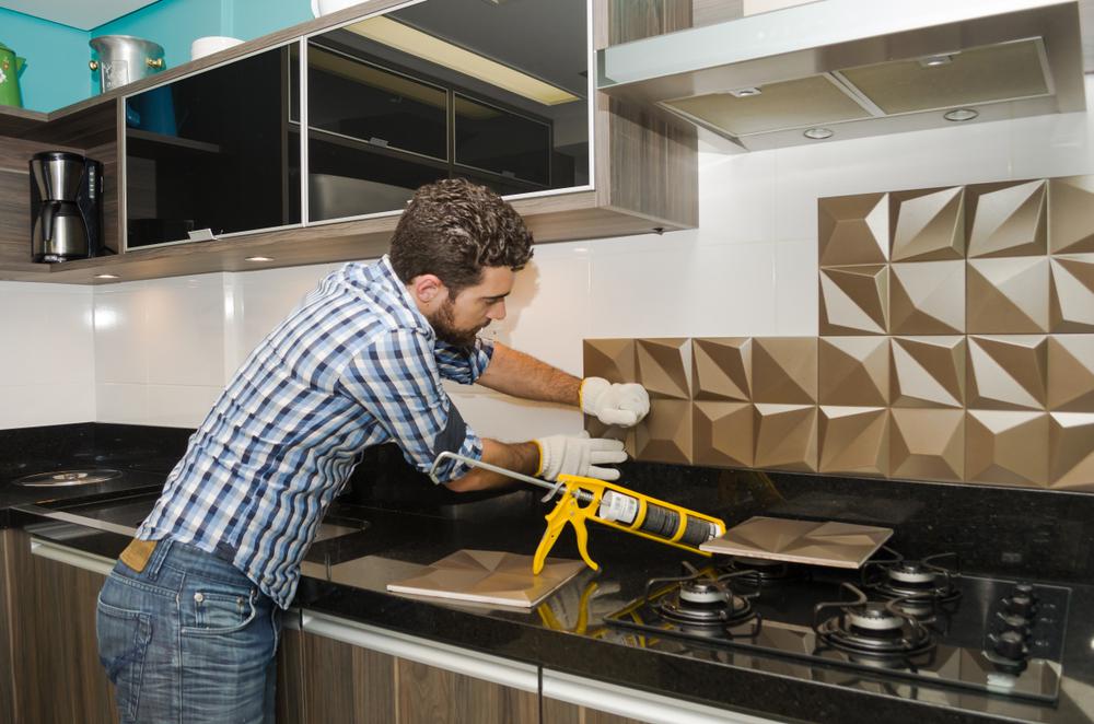 В современном дизайне назначение кухонного фартука уже больше, чем просто защита стены от повреждений