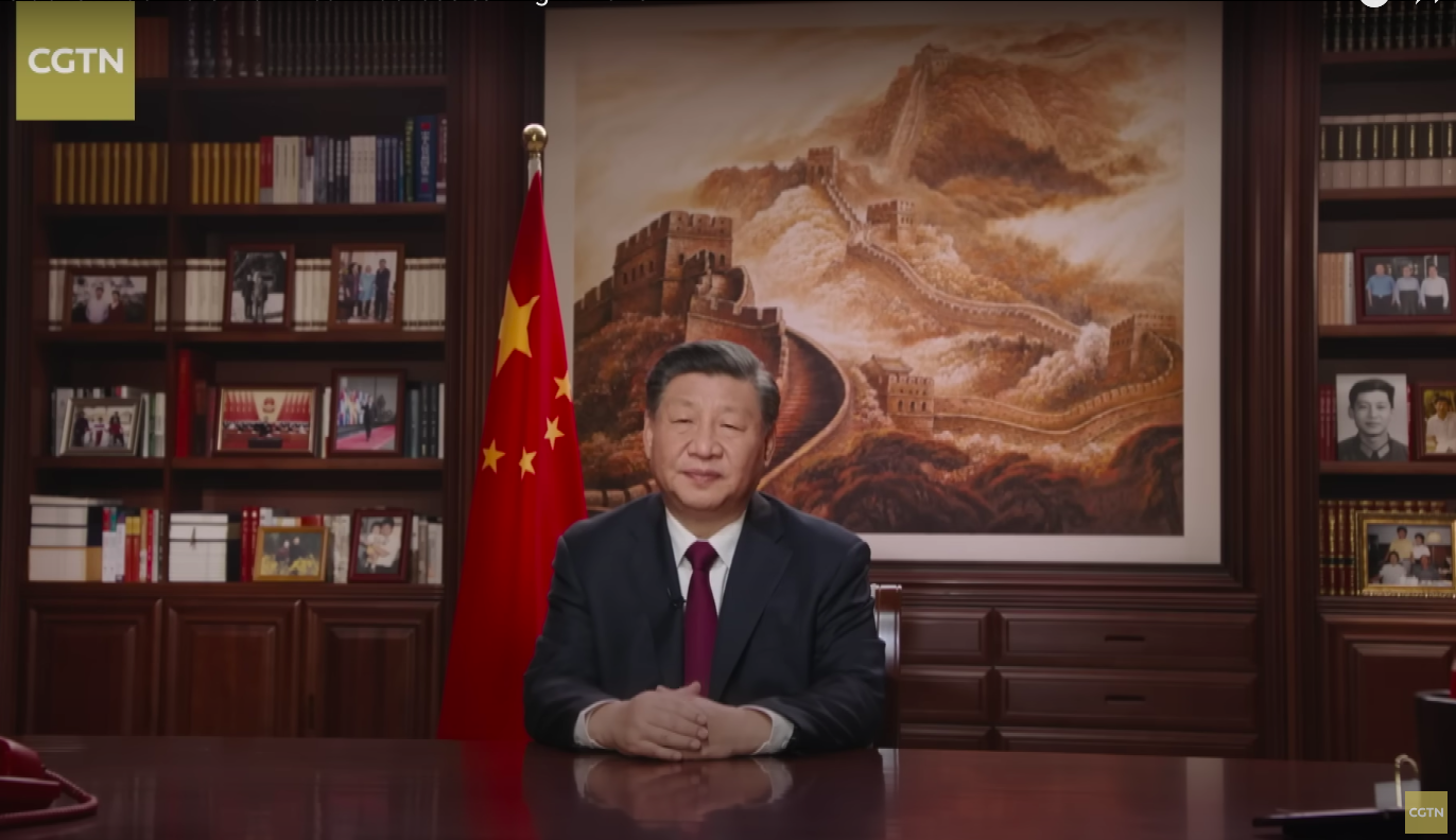 <p>Си Цзиньпин в своем рабочем кабинете во время телеобращения к нации в честь китайского Нового года в январе 2023-го</p>