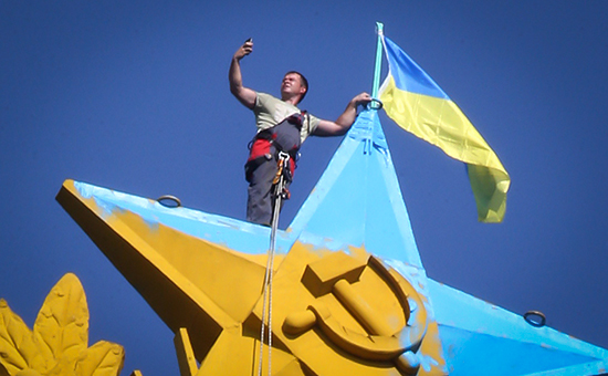 На высотном здании в Москве звезда выкрашена в цвета украинского флага и вывешен флаг Украины. 20 августа 2014 года