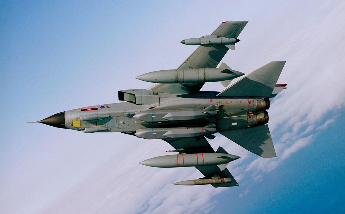 RAF Tornado GR4 с двумя ракетами Storm Shadow под фюзеляжем