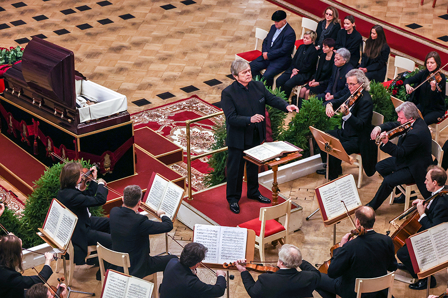 Дирижер Николай Алексеев (в центре) и оркестр на церемонии прощания с&nbsp;Темиркановым.