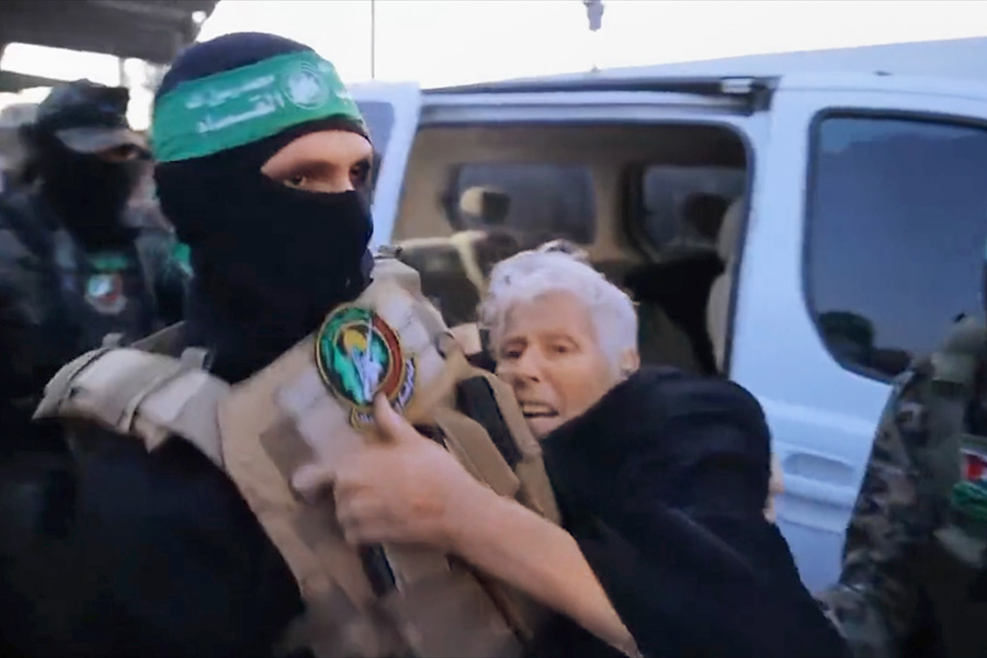 Момент освобождения израильской заложницы вооружённым крылом ХАМАС &laquo;Бригады Аль-Кассам&raquo; в неизвестном месте в секторе Газа