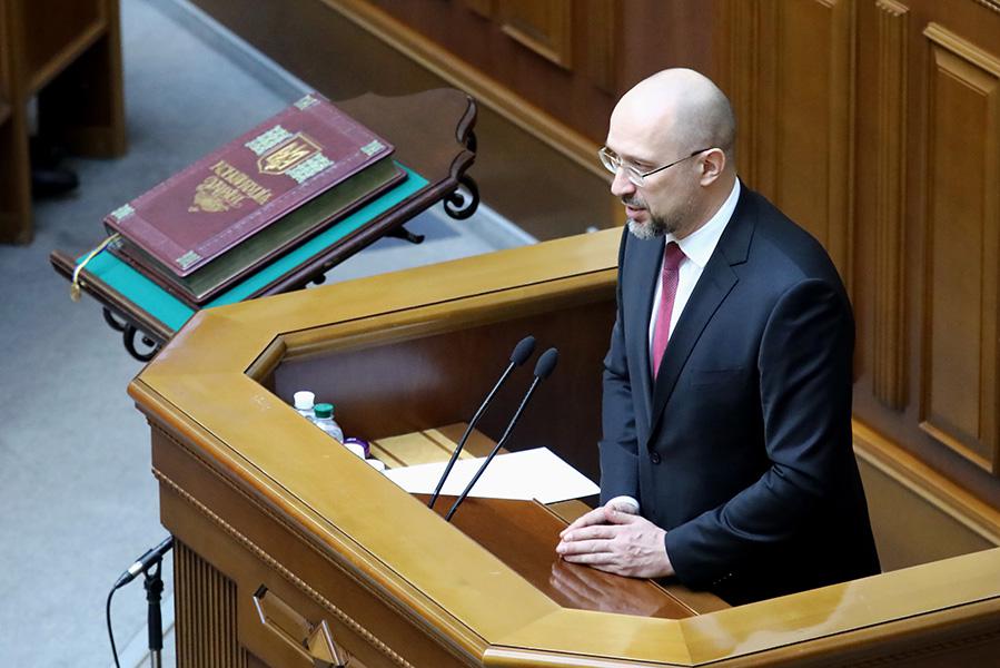 Вице-премьер, министр развития общин и территорий Денис Шмыгаль на трибуне&nbsp;Верховной рады, 2020 год