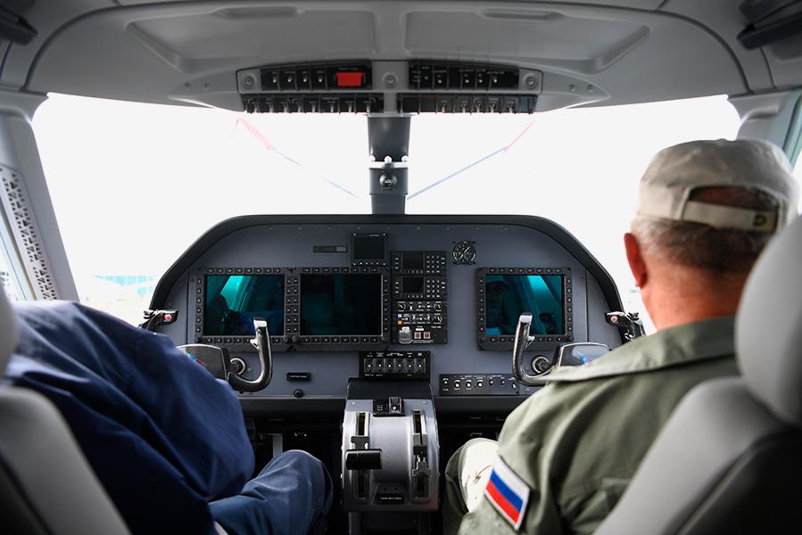 В кабине многоцелевого самолета ЛМС-901 &laquo;Байкал&raquo;