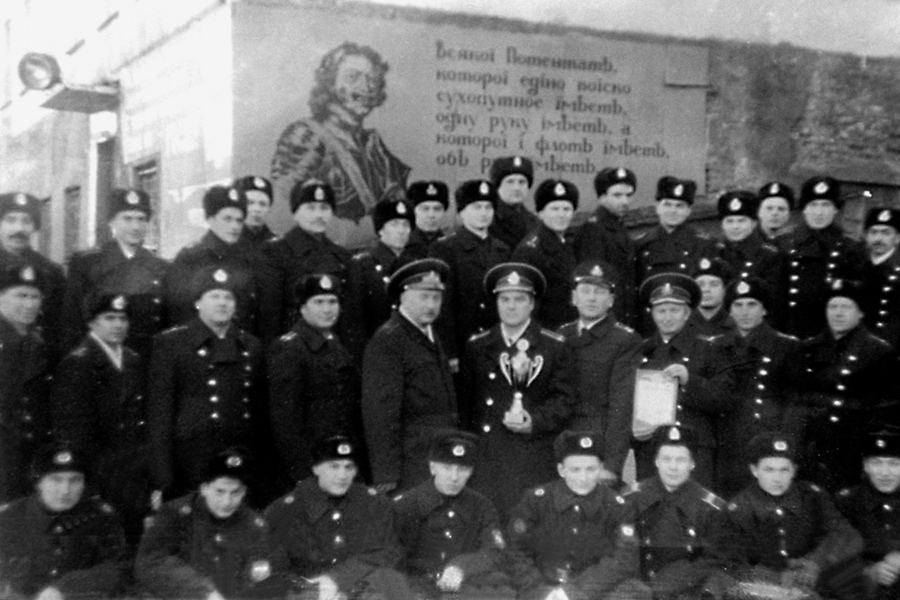 Личный состав атомной подводной лодки &laquo;Курск&raquo; с командованием соединения после вручения переходящего кубка губернатора Мурманской области &laquo;Лучшей подводной лодке Северного флота&raquo;, 10 ноября 1999 года