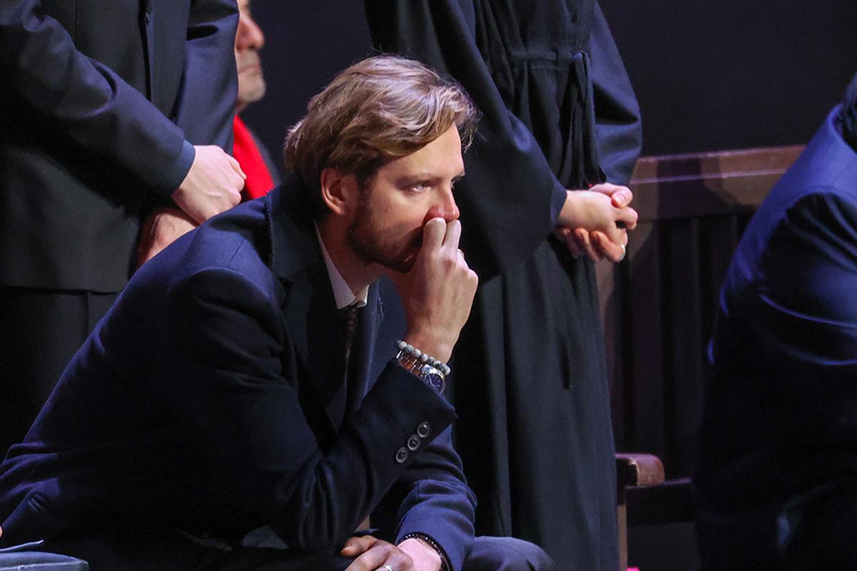 Сын Владимира Симонова Василий Симонов на церемонии прощания с народным артистом России Владимиром Симоновым у Театра имени Евгения Вахтангова в Москве