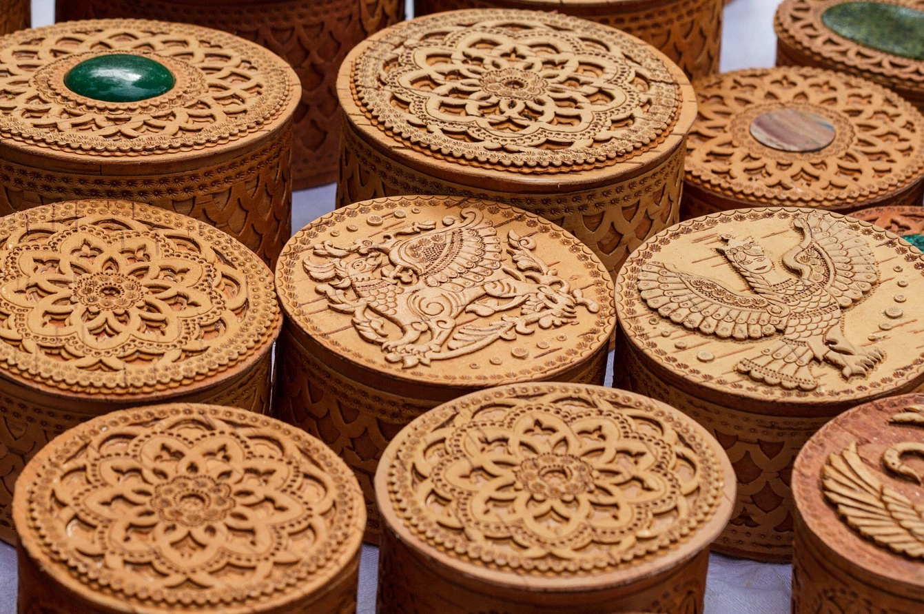 Почти все сувенирные лавки предлагают на выбор сотни изделий из бересты