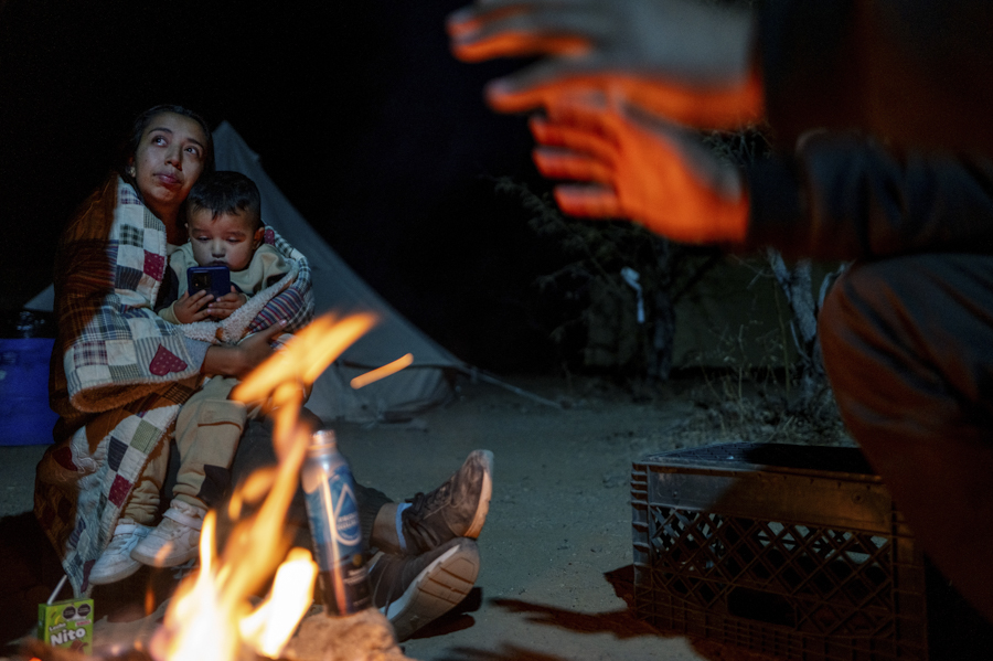 Мексиканские мигранты Лаура Элизабет и ее сын Матиас, которые незаконно пересекли границу США, греются у костра в ожидании задержания. В начале года таможенная служба и пограничная охрана США сообщали, что число незаконных пересечений вдоль южной границы Техаса резко сократилось до четырехлетнего минимума. Эта тенденция продолжилась на фоне более жесткой политики администрации Трампа в отношении мигрантов.