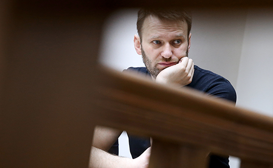 Оппозиционер Алексей Навальный перед началом рассмотрения жалобы на решение о назначении ему административного ареста сроком на 15 суток в Мосгорсуде