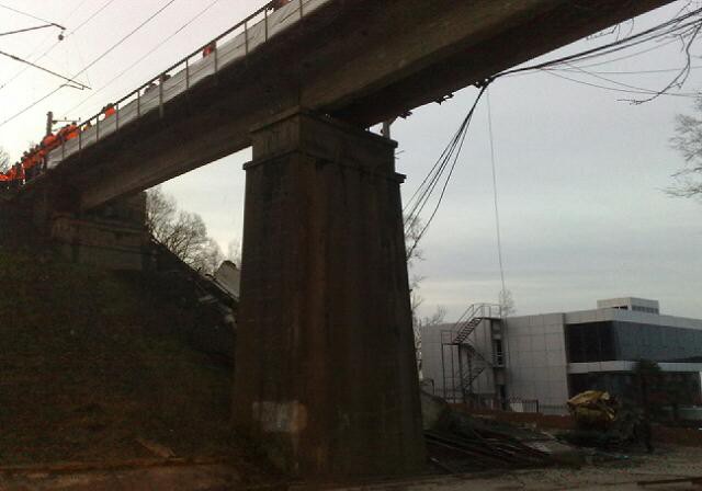 Пострадавший при обрушении моста под Сочи находится в тяжелом состоянии