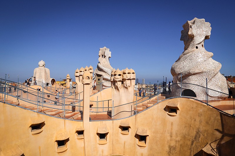 "Сад воинов" Скульптор Антонио Гауди расположил стражников на крыше Дома Мила в Барселоне (Испания). Их фигуры прикрывают вентиляционные и лифтовые шахты. Здание строилось  с 1906г. по 1910г. Это последняя законченная работа Гауди. Сегодня здание находится в собственности местного банка, который использует бывшую квартиру в бельэтаже площадью 1 тыс. кв. м под выставки.