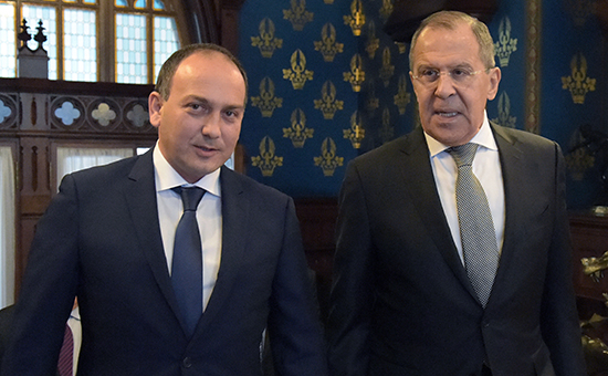 Министр иностранных дел Российской Федерации Сергей Лавров (справа) и министр иностранных дел Республики Абхазия Даур Кове во время встречи в Москве


