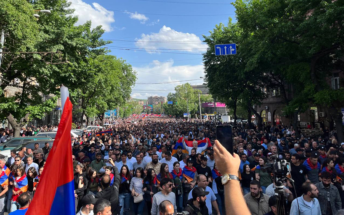 Участники митинга оппозиции в Ереване направились к зданию парламента