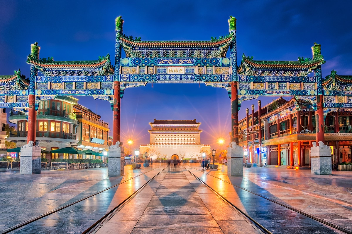 <p>Пекинские ворота Чжэнъян Цзяньлоу на улице Цяньмэнь в городе Пекин, Китай</p>