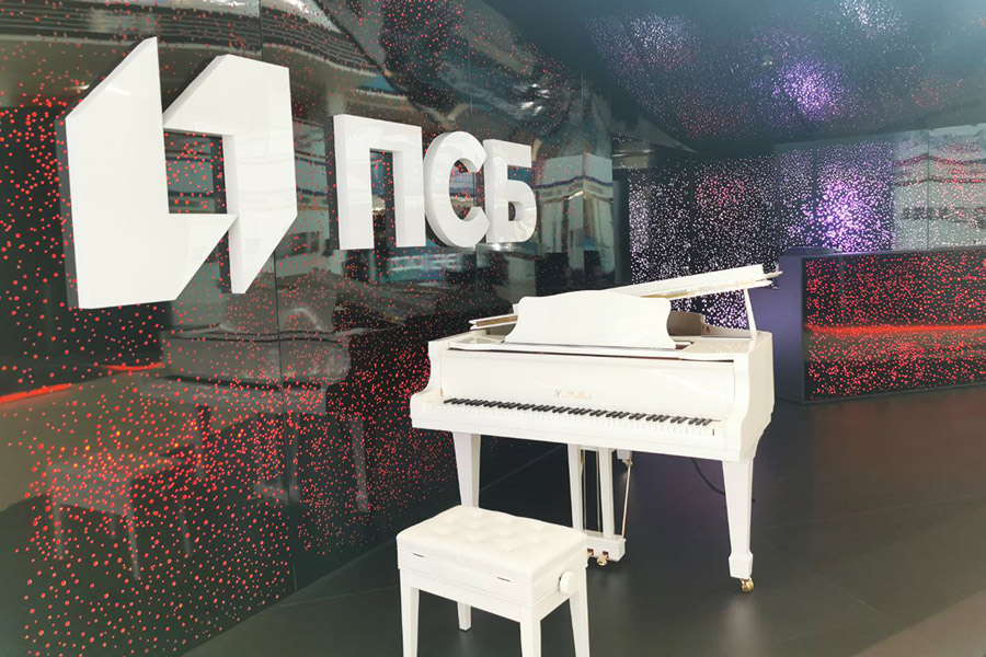 На стенде ПСБ стоит рояль с &laquo;невидимым пианистом&raquo;.