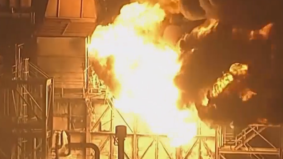 Мощный пожар после взрыва на НПЗ Chevron в США. Видео