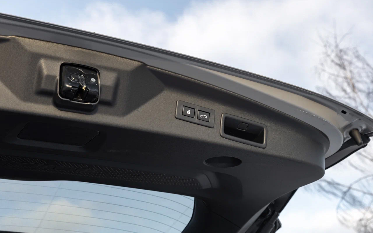 Багажник у Subaru Forester &mdash; с электроприводом, регулировкой по высоте и памятью, уже в базе