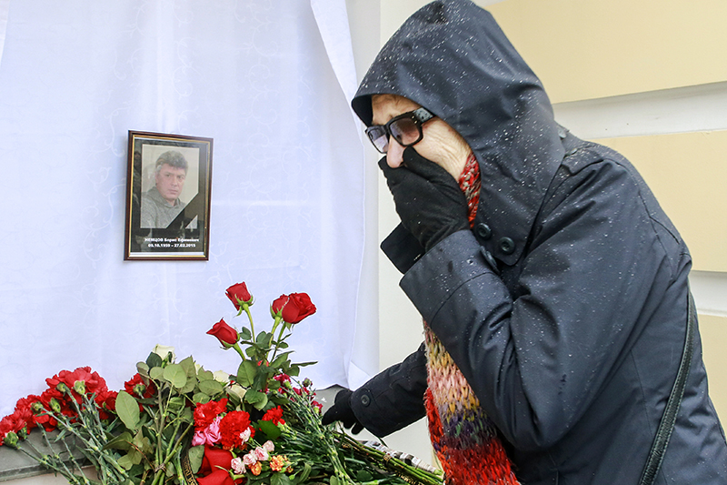 Цветы у Ярославской областной думы в память о политике Борисе Немцове.
