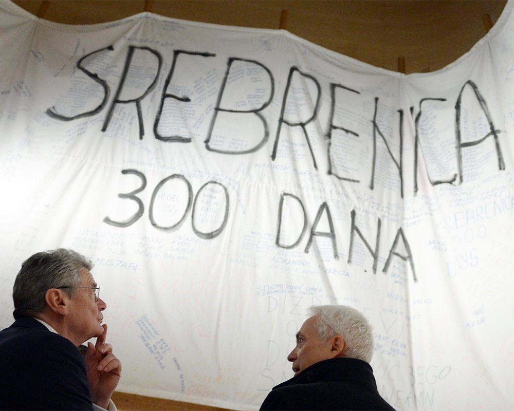 Президент Германии Йоахим Гаук (слева) и директор Музея Красного Креста Роже Майу смотрят на исталляцию, посвященную гибели 300 человек в Сребренице