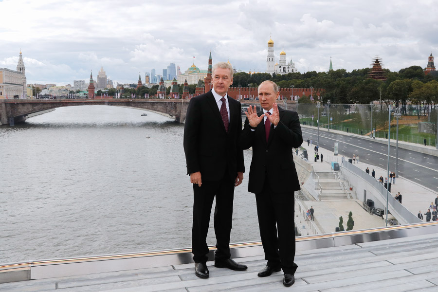 Сергей Собянин и Владимир Путин во время посещения парка &laquo;Зарядье&raquo;